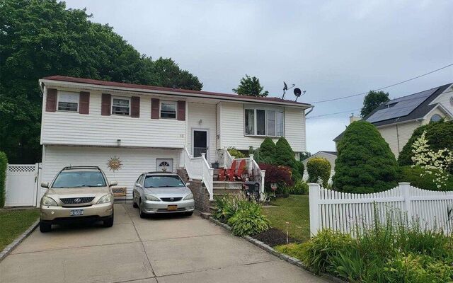15 Abbey Ln, Bay Shore, NY 11706 (House View)