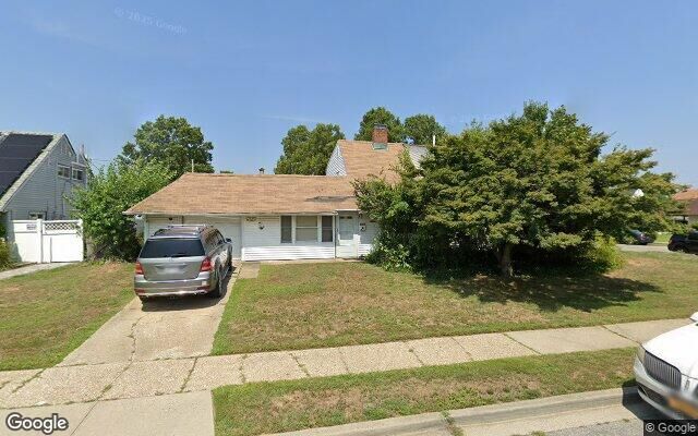 15 Chain Ln, Hicksville, NY 11801