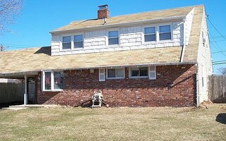 15 Chickadee Ln, Levittown, NY 11756