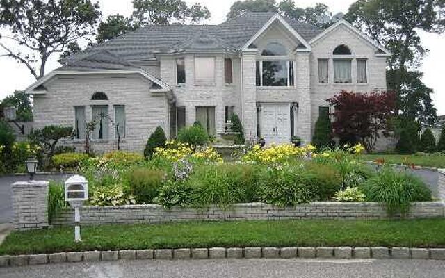 15 Cobblestone Ln, Lake Grove, NY 11755