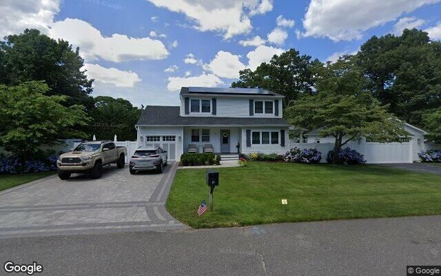 15 Evans St, Patchogue, NY 11772