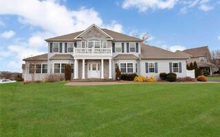 15 Fox Ln, Lake Grove, NY 11755
