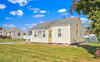 15 Locust Ave, Farmingdale, NY 11735
