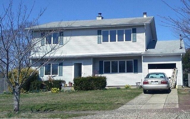 15 Lucille Dr, Sayville, NY 11782 (House View)