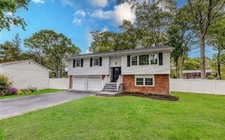 15 Midwood Ave, Nesconset, NY 11767