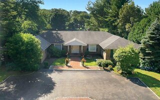 15 Morgan Dr, Old Westbury, NY 11568