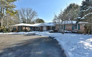 15 Morgan Dr, Old Westbury, NY 11568