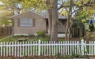 15 Robinwood Dr E, Mastic Beach, NY 11951