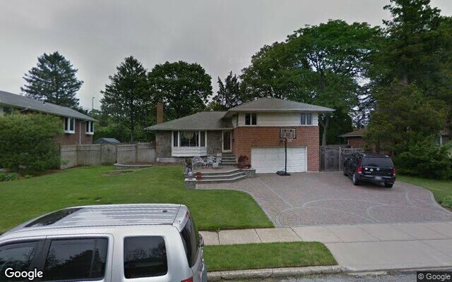 15 Sparrow Ln, Woodbury, NY 11797