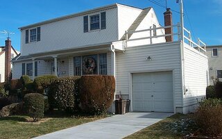 15 Stirling Ave, Freeport, NY 11520