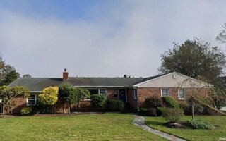 15 Suellen Rd, Islip, NY 11751