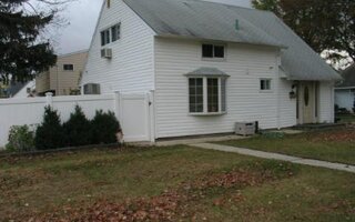 15 Tailor Ln, Levittown, NY 11756