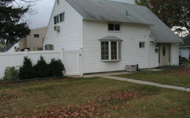 15 Tailor Ln, Levittown, NY 11756