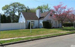 15 Union Rd, Lindenhurst, NY 11757