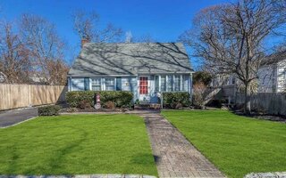 15 W Hemlock St, Islip, NY 11751