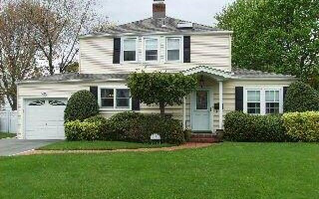 15 Webster St, Westbury, NY 11590