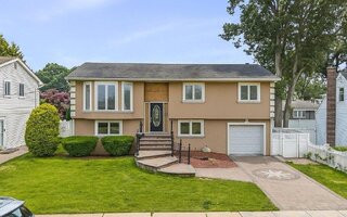 150 N Hawthorne St, North Massapequa, NY 11758