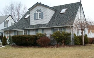 150 Sunrise Ln, Levittown, NY 11756