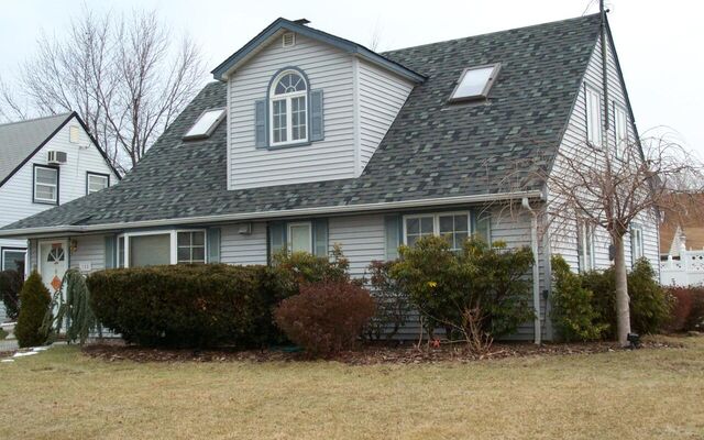150 Sunrise Ln, Levittown, NY 11756