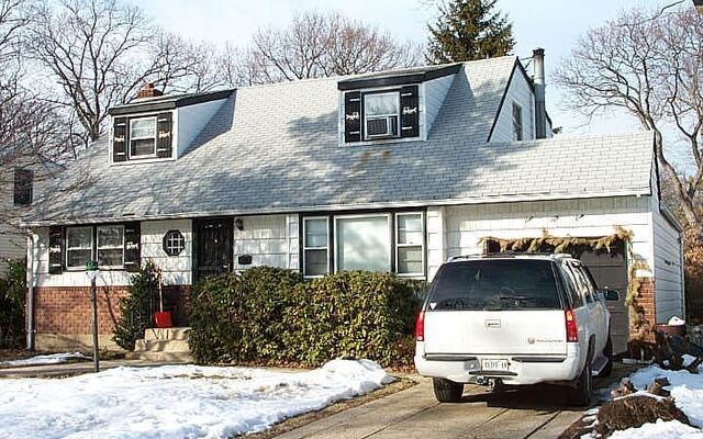 151 Massachusetts Ave, Massapequa, NY 11758