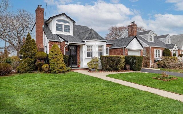 1511 Lincoln Ave, New Hyde Park, NY 11040 (Yard)