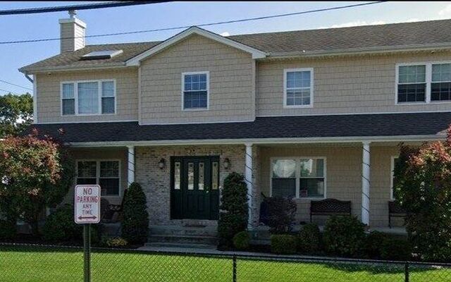 154 Woodward Pkwy, Farmingdale, NY 11735 (Porch)