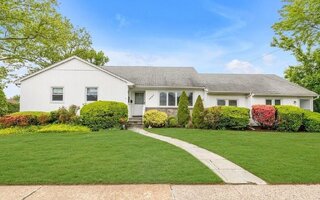 1547 Cleveland Ave, East Meadow, NY 11554