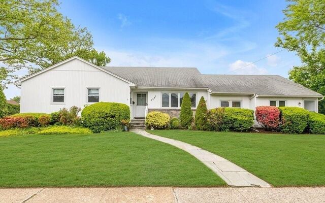 1547 Cleveland Ave, East Meadow, NY 11554