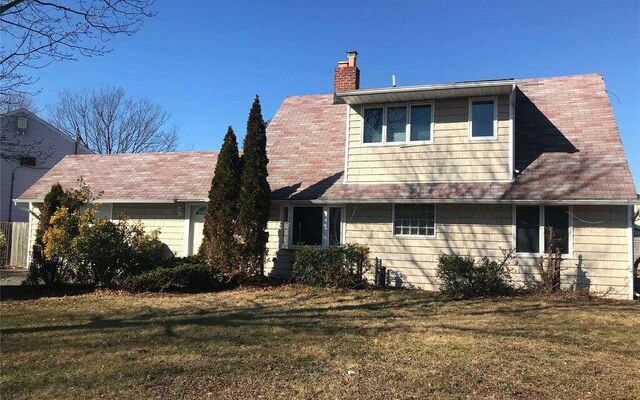157 Rim Ln, Hicksville, NY 11801