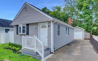 16 1st Ave, Kings Park, NY 11754