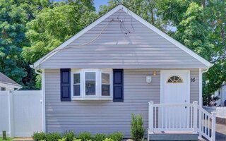 16 1st Ave, Kings Park, NY 11754