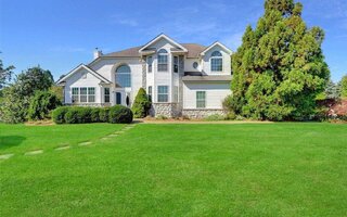16 Redwood Ln, Miller Place, NY 11764