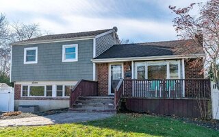 16 Frost Ln, Greenlawn, NY 11740