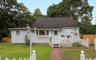 16 Garden Pl, Shirley, NY 11967