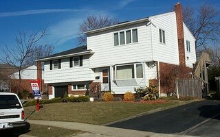 16 Halcourt Dr, Plainview, NY 11803