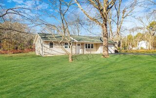 16 Pleasant View Rd, Ridge, NY 11961