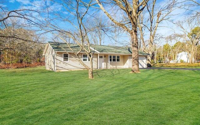 16 Pleasant View Rd, Ridge, NY 11961 (House View)