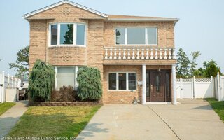 16 Poi Ct, Staten Island, NY 10314