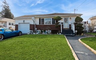 160 Jerusalem Ave, Massapequa, NY 11758