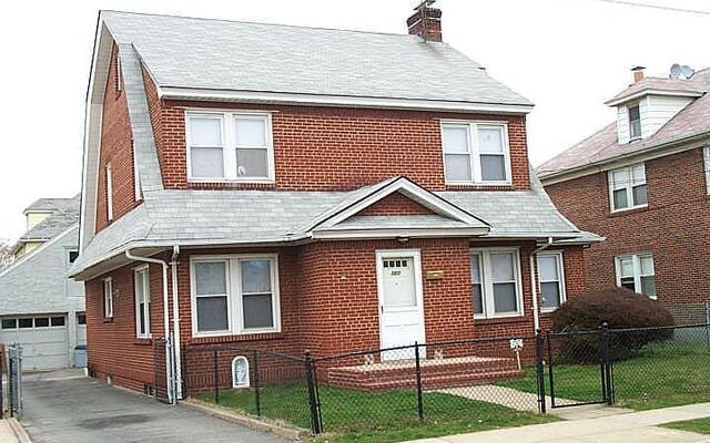 160 Lincoln Ave, Mineola, NY 11501