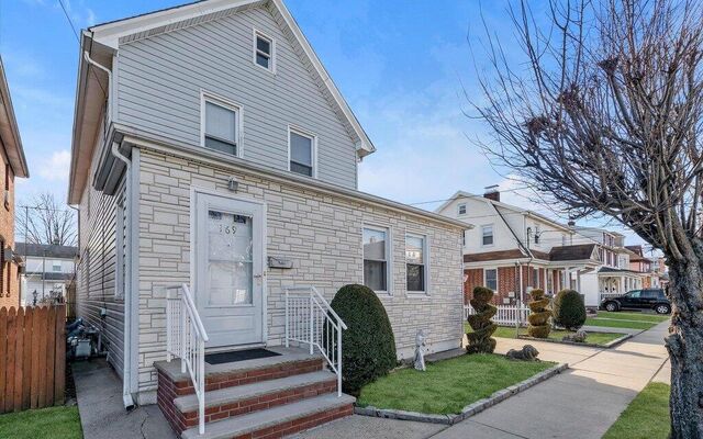 169 Lincoln Ave, Mineola, NY 11501 (House View)