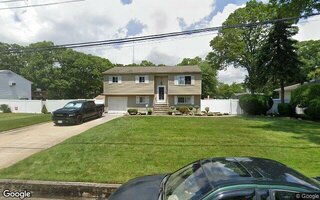 17 Amherst St, Islip, NY 11751