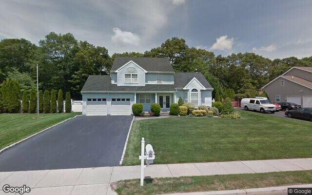 17 Dorothy Ln, Holbrook, NY 11741
