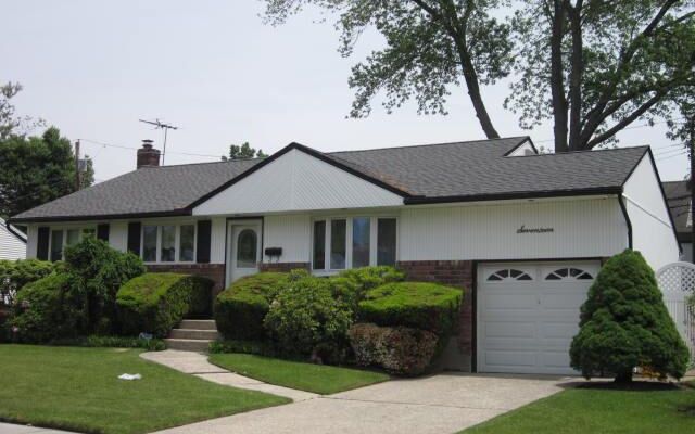 17 Edison Dr, Plainview, NY 11803