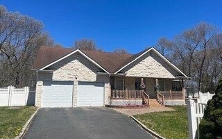 17 Gaetano Ln, Coram, NY 11727