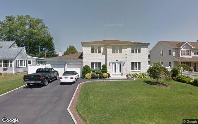 17 Girard Ave, Bay Shore, NY 11706