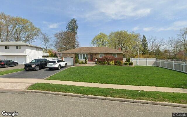 17 Harvest Ln, Commack, NY 11725