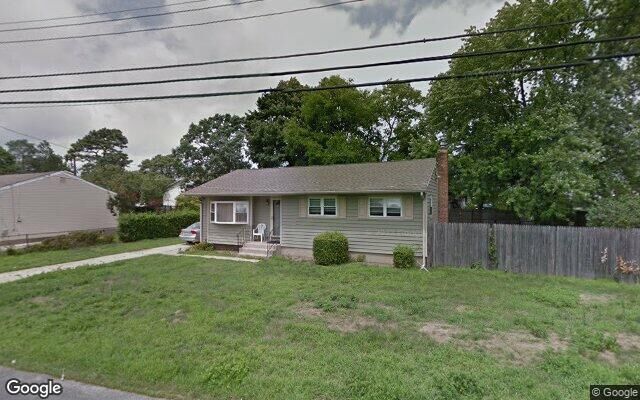17 Lincoln Ave, Farmingdale, NY 11735