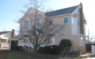 17 Linden Ct, Hicksville, NY 11801
