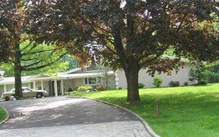 17 Meadowridge Ln, Glen Head, NY 11545